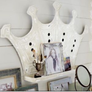 PB Teen - Rule the World Metal Crown Shelf